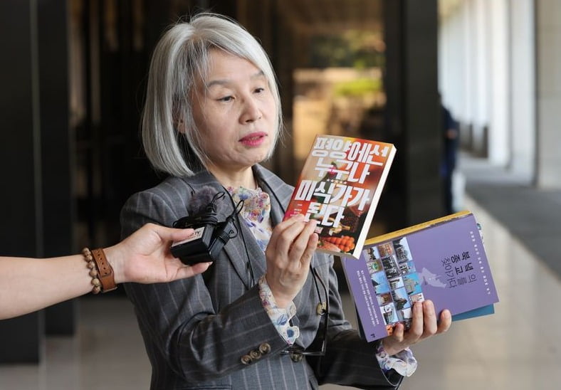 권성희 변호사가 21일 오후 윤석열 대통령 부인 김건희 여사의 '명품 가방 수수 의혹' 관련 참고인 조사를 위해 서울 서초구 서울중앙지방검찰청에 출석하기 앞서 입장을 밝히고 있다. 권 변호사는 윤 대통령 내외가 살던 아크로비스타 분리수거장에서 명품 가방 수수 의혹과 관련해 최재영 목사가 김 여사에게 선물한 책을 주웠다고 주장했다. 연합뉴스