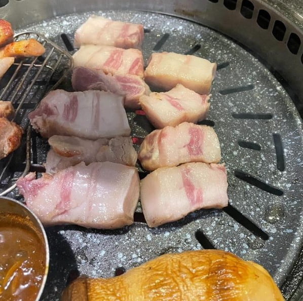제주에서 논란이 된 흑돼지 삼겹살 (출처 = 온라인 커뮤니티)