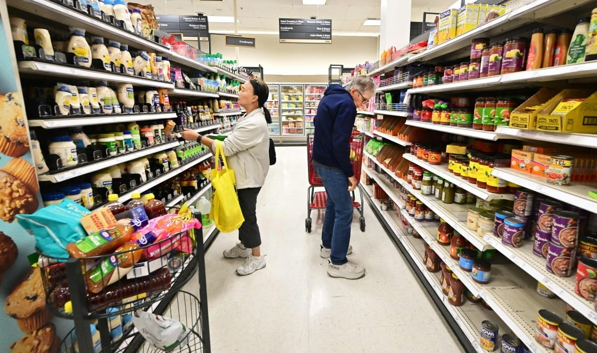 지난 1월 캘리포니아주 로즈미드의 한 소매점 식품 코너에서 사람들이 쇼핑을 하고 있다. AFP