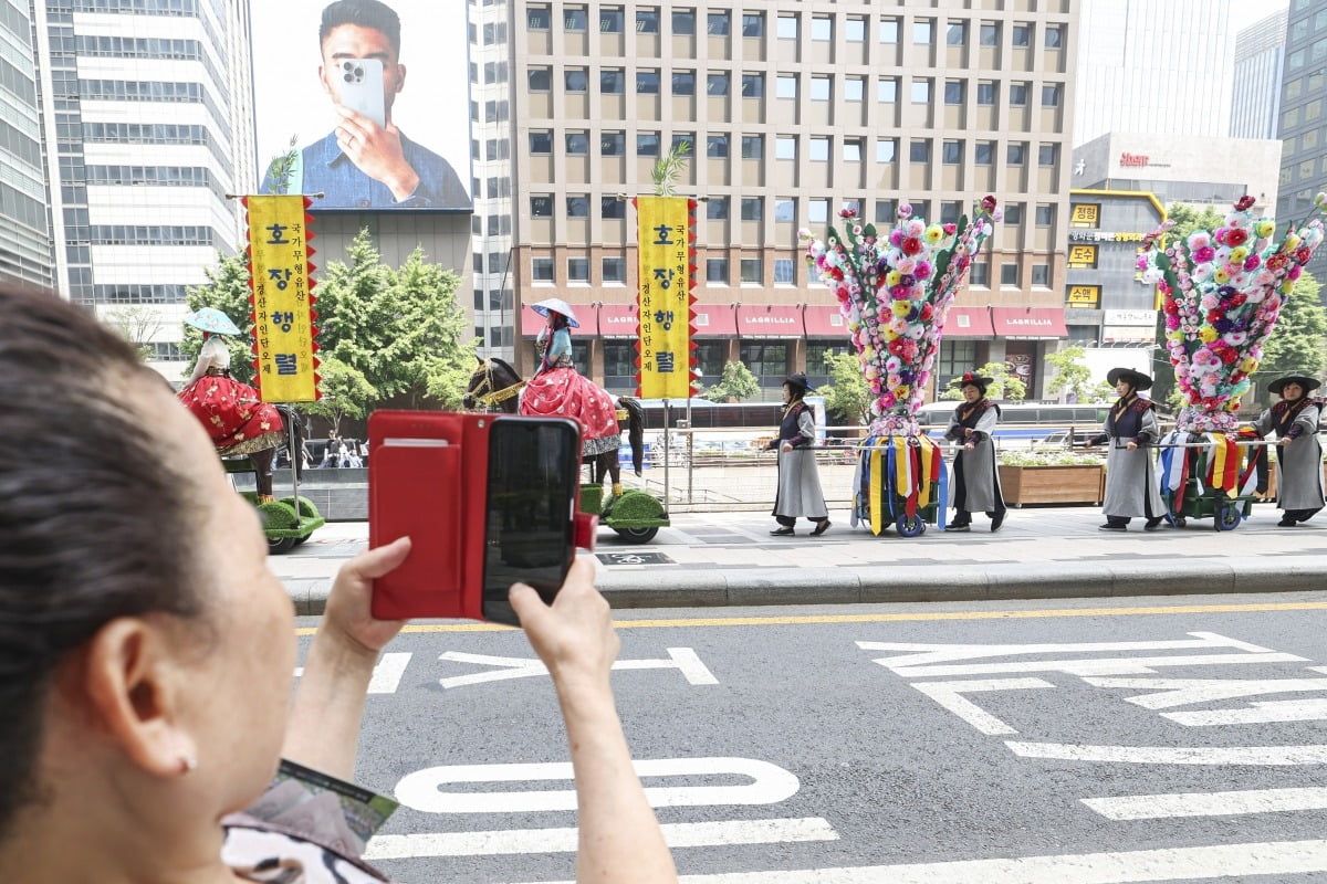22일 오전 서울 중구 청계광장에서 전국단오제연합 주최로 열린 '단오, 단 하나가 되다' 행사에서 호장행렬 공연이 펼쳐지고 있다.