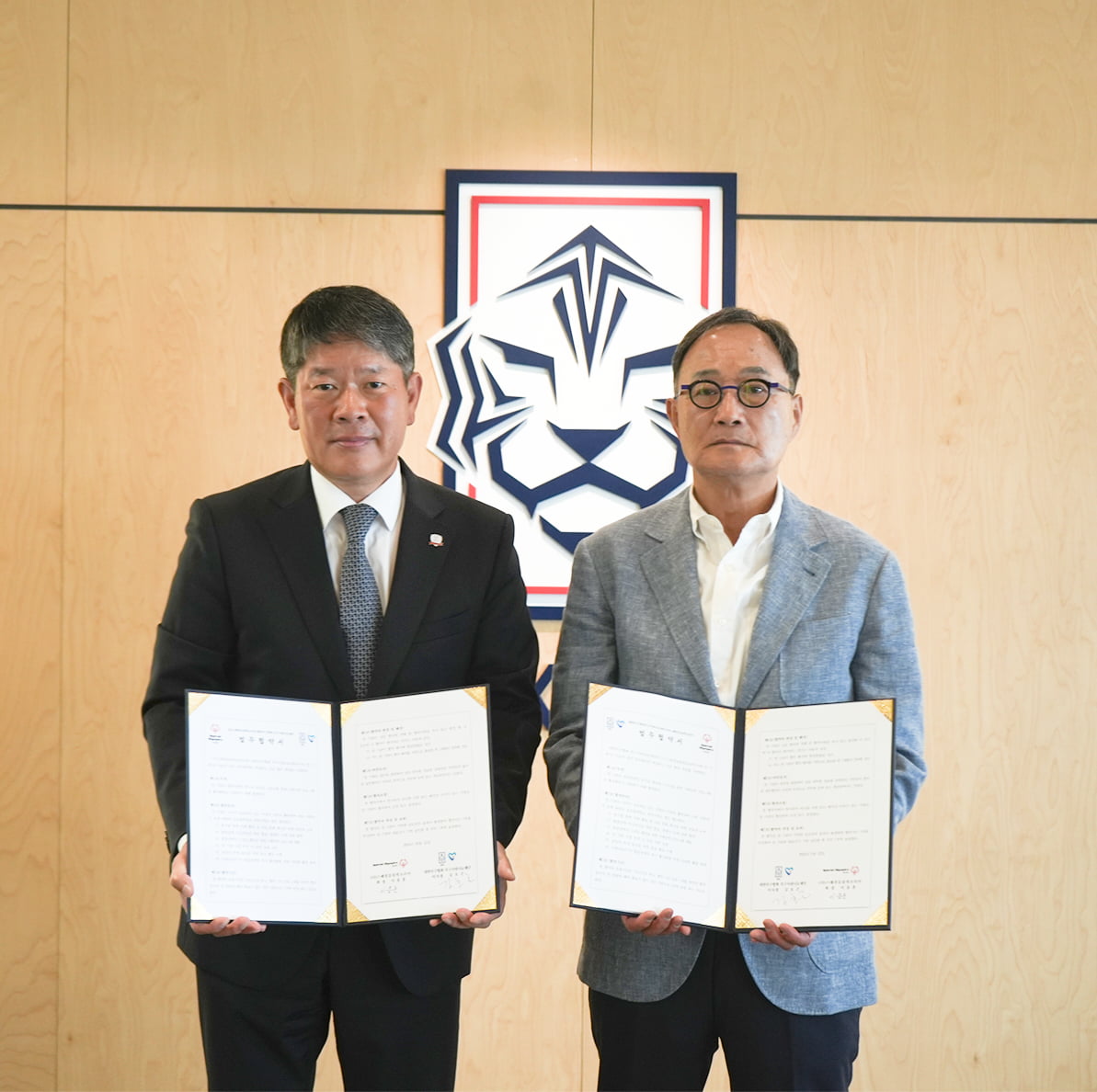 이용훈(왼쪽) 스페셜올림픽코리아 회장과 김호곤 축구사랑나눔재단 이사장. /올리브크리에이티브제공