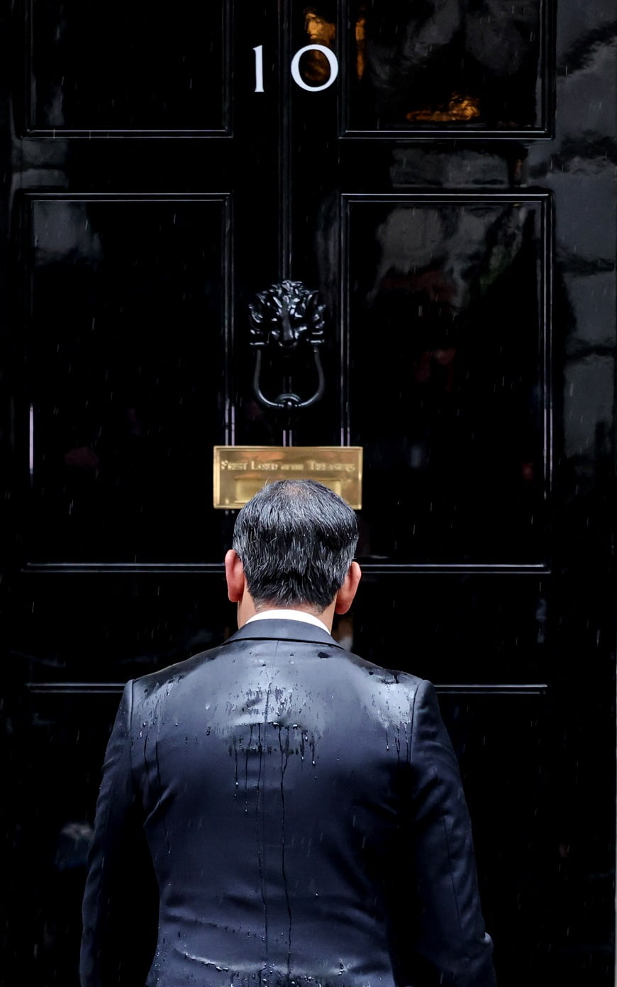 리시 수낙 영국 총리가 22일(현지시간) 조기총선 계획을 발표한 뒤 런던 다우닝가 10번지 총리관저로 들어가고 있다./ 신화연합뉴스  