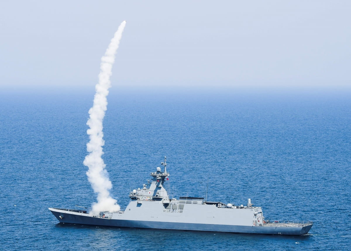 지난 10일 동해 해상에서 실시한 합동 전투탄 실사격 훈련에서 춘천함(FFG-II)이 적 항공기 및 유도탄을 모사한 대공무인표적기에 해궁 대함유도탄방어유도탄을 발사하고 있다. 해군 제공