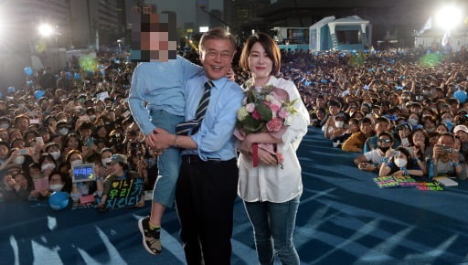 19대 대선 당시 문재인 당시 민주당 후보와 딸 다혜씨 모습. 연합뉴스