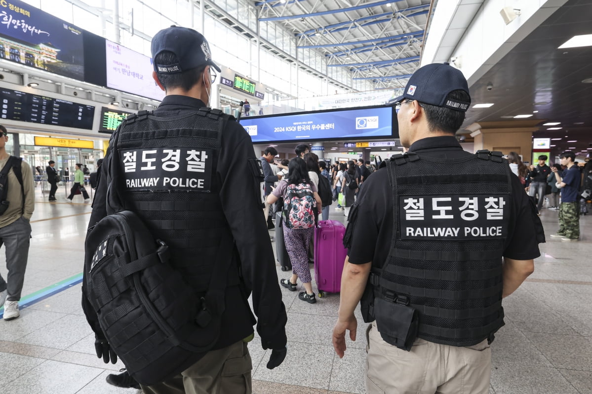 [포토] '서울역 칼부림 예고'에 순찰 강화하는 철도 경찰