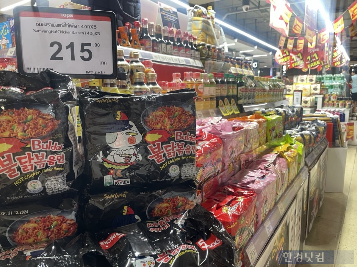태국 방콕 센트럴백화점 내 탑스마켓에 진열된 삼양식품의 불닭볶음면. 사진=김세린 기자