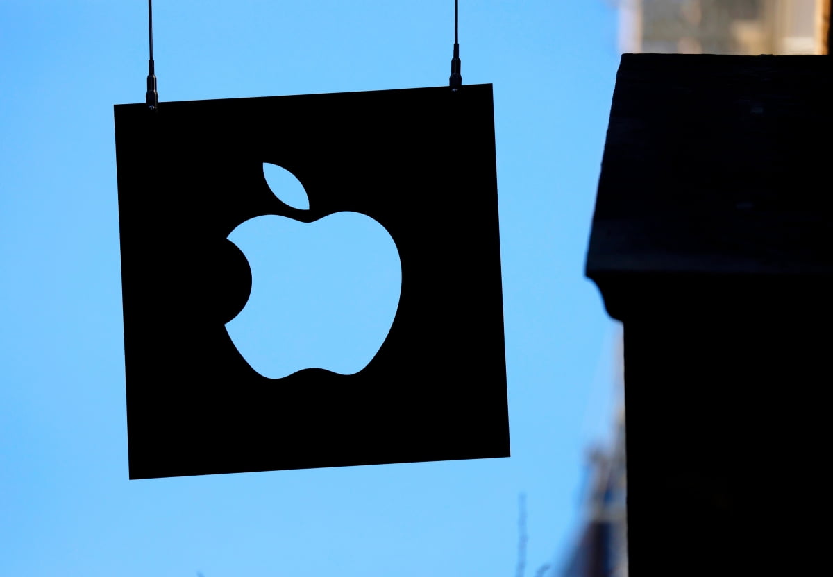 지난 3월 미국 뉴욕 맨해튼 소호 지역의 한 애플 매장 외부에 걸린 애플 간판. /UPI 