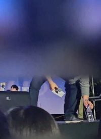 충남의 한 대학 축제에서 사회자가 걸그룹이 마시던 물병을 장기자랑 상품으로 제공하기 위해 고르고 있는 모습. /엑스