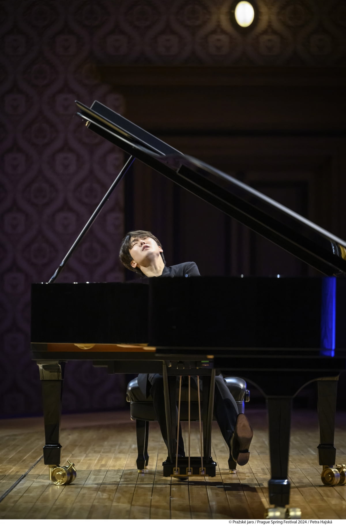 1200여명 기립 박수에 환호성까지…피아니스트 조성진, '프라하의 봄' 밝혔다
