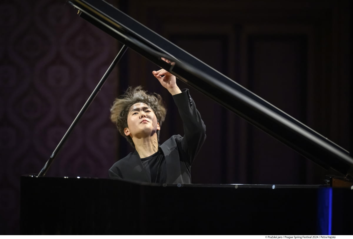 1200여명 기립 박수에 환호성까지…피아니스트 조성진, '프라하의 봄' 밝혔다