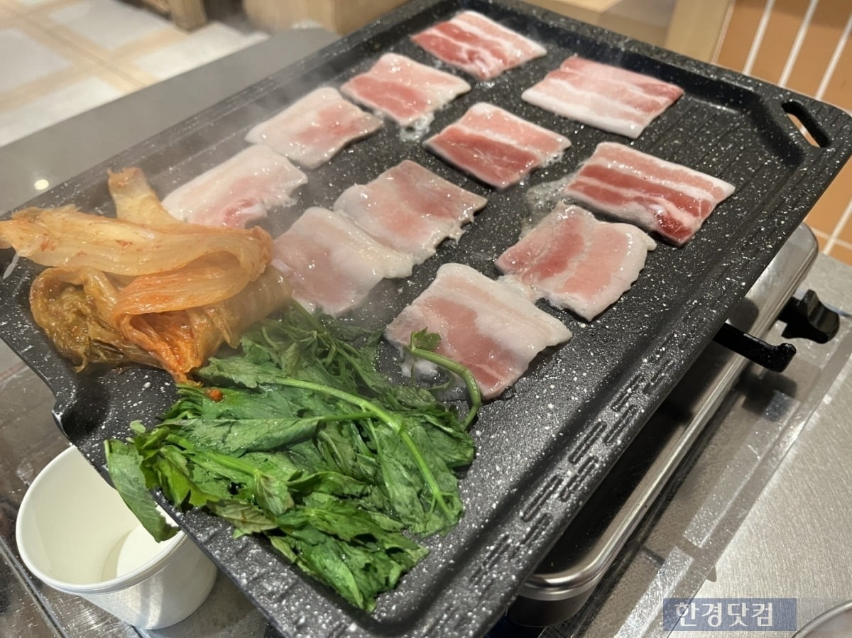 서울 시내 한 식당에서 주문한 냉동 삼겹살 /사진=성진우 기자 