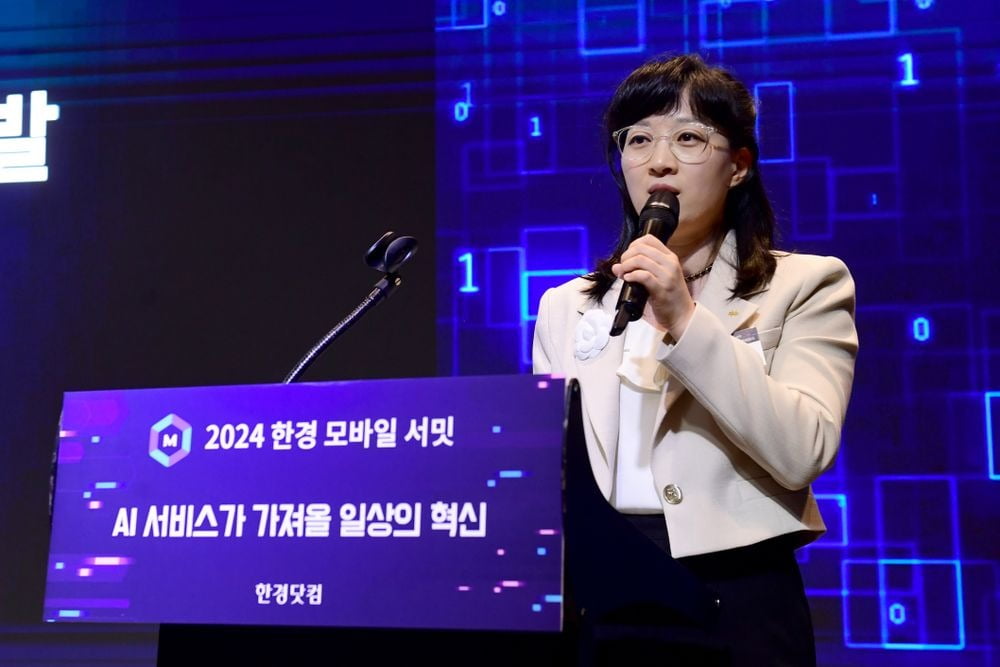 탠 카지노닷컴이 주최하고 과학기술정보통신부, 정보통신산업진흥원이 후원하는 '2024 대한민국 모바일 서밋'이 29일 서울 여의도 글래드호텔에서 'AI 서비스가 가져올 일상의 혁신'을 주제로 열렸다. 오순영 KB국민은행 금융AI센터장이 'AI시대가 바꿀 금융서비스의 현재와 미래'를 주제로 강연하고 있다. 사진=변성현 한경닷컴 기자 byun84@hankyung.com