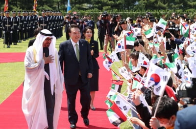 "한국 가족처럼 생각"…尹 부부 관저 간 UAE 대통령