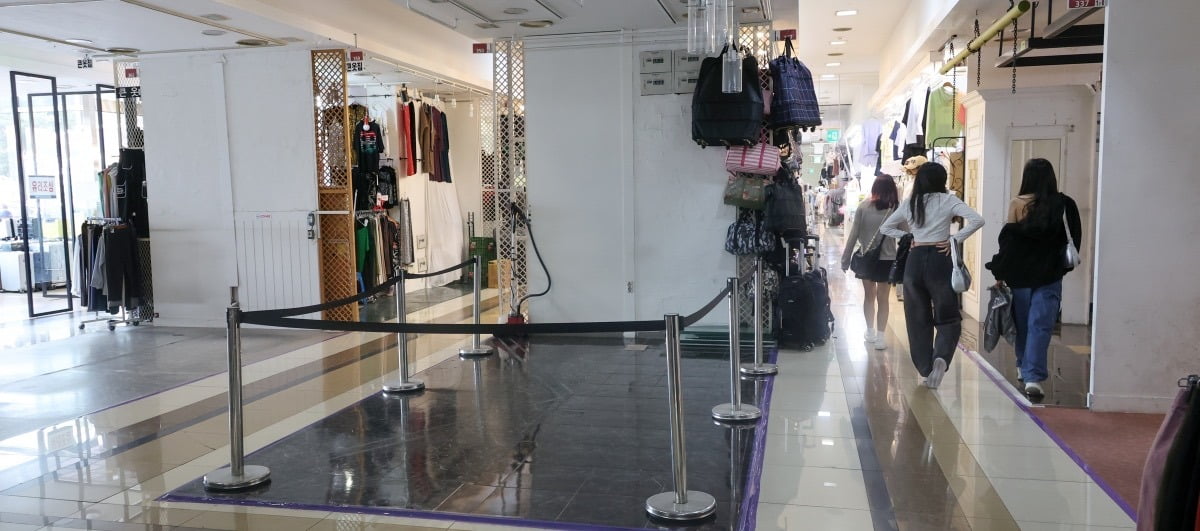 지난 28일 찾은 서울 동대문 패션타운의 소매상가 맥스타일에는 문을 닫아 비어 있는 점포가 즐비했다. 맥스타일의 공실률은 86%에 달한다.  최혁 기자 