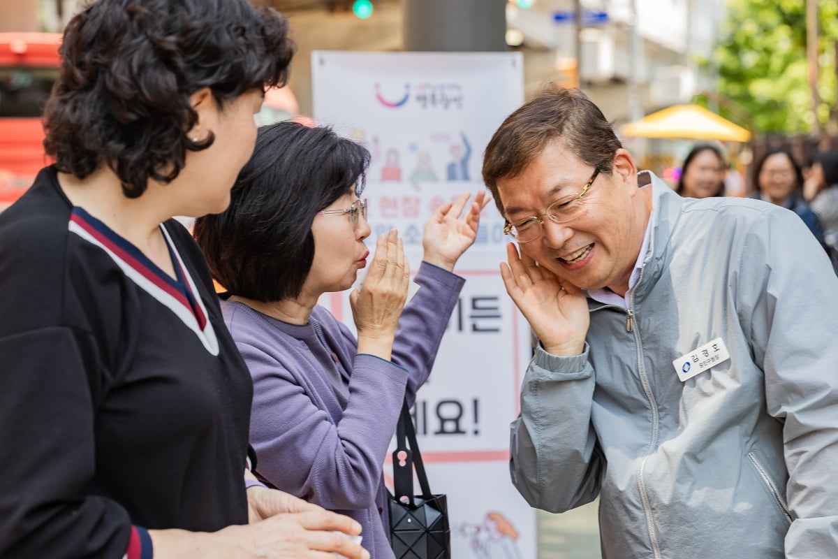 김경호 카지노 룰렛판 광진구청장이 학교 앞 소통에 나서고 있다. /사진=광진구