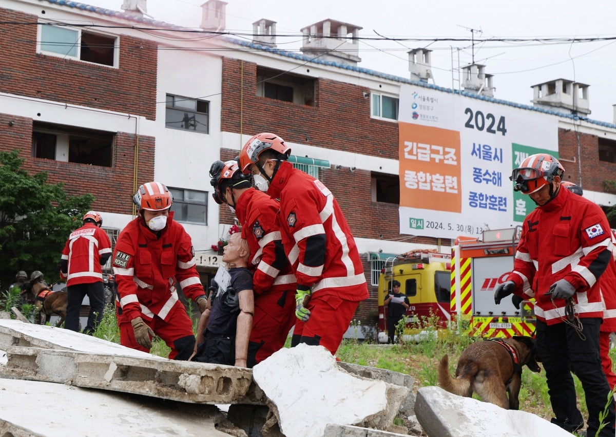 30일 서울 영등포구 신길동 재개발구역 일대에서 열린 서울시 풍수해 종합훈련에서 소방대원들이 집중호우로 인해 노후주택 석축이 붕괴된 상황을 가정해 구조훈련을 하고 있다.  /이솔 기자 