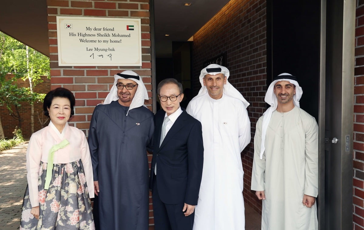 이명박 전 대통령과 김윤옥 여사가 29일 서울 강남구 자택에서 UAE 대통령(왼쪽 두번째)을 만나 기념 촬영하고 있다./최혁 기자