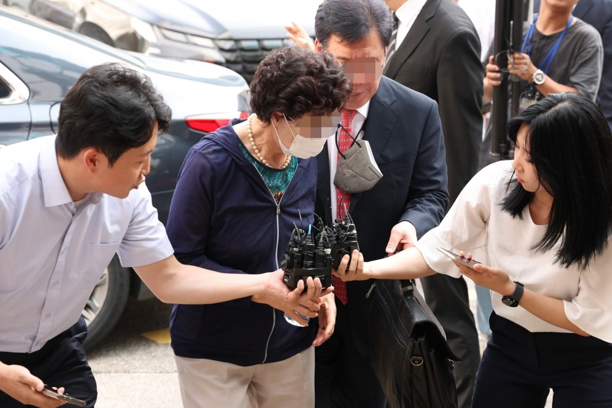 윤석열 대통령의 장모 최은순 씨(가운데)./사진=연합뉴스