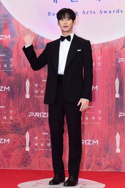 [포토] 김수현, '뭇 여성팬 마음 흔드는 멋진 모습' (백상예술대상)