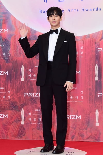  김수현, '뭇 여성팬 마음 흔드는 멋진 모습' (백상예술대상)