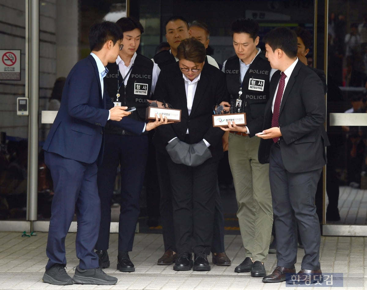 [포토] 온라인카지노 나서며 인사하는 김호중