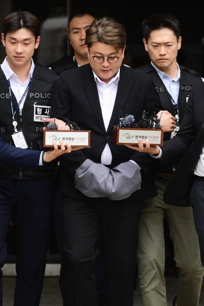 [포토] 김호중, '경찰에 이끌려 법원 밖으로'