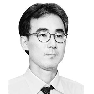 [차장 칼럼] 아슬아슬한 한국은행