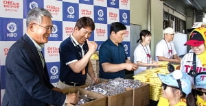 오피스디포-KBO, 전국 5개 구장 기념품 배포 행사 성료