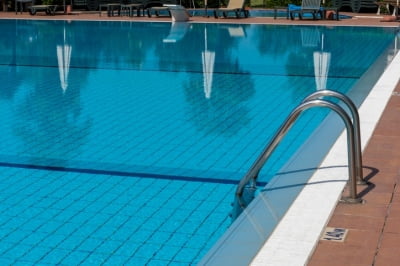 호텔 수영장서 강제추행한 80대 여성 징역형