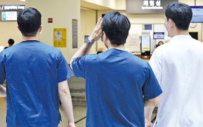 의사 연봉 6년 만에 3억 돌파…정부 "의대정원 한국만 역행"