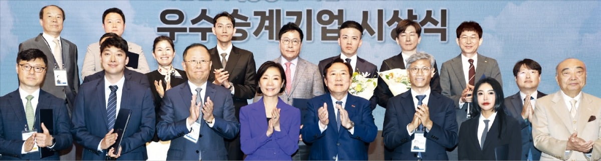 2일 제주 서귀포시 신라호텔에서 ‘대한민국 100년 온라인 카지노 사이트상’ 시상식이 처음 열렸다. 김정호 한국경제신문 사장(앞줄 왼쪽 세 번째부터), 오영주 중소벤처온라인 카지노 사이트부 장관, 김기문 중소온라인 카지노 사이트중앙회장, 임문택 온라인 카지노 사이트은행 부행장과 수상 온라인 카지노 사이트인들이 시상식 후 기념촬영을 하고 있다.   /중소온라인 카지노 사이트중앙회 제공 