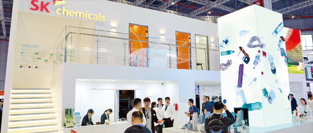 SK케미칼은 지난달 24일부터 26일까지 중국 상하이 훙차오 국립전시컨벤션센터에서 개최된 차이나플라스 2024에 참가했다. 사진은 SK케미칼 부스.  SK케미칼 제공  