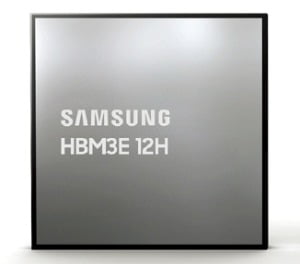 삼성전자가 업계 최초로 개발한 36GB HBM3E 12H D램.  한경DB 