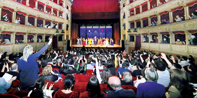 4일(현지시간) 이탈리아 로마 테아트로 아르젠티나 국립극장에서 국립국악원이 초연한 국악 공연 ‘세자의 꿈’을 본 관객들이 환호하고 있다.  문화체육관광부 제공 