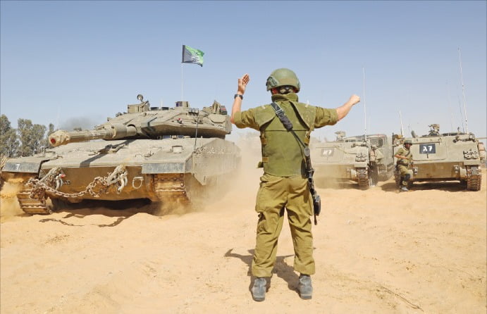 < 가자 남부 국경에 집결한 이스라엘군 > 이스라엘군 전차와 장갑차가 5일(현지시간) 팔레스타인 가자지구 남부 국경 주변에 집결해 진격 명령을 기다리고 있다.   EPA연합뉴스 