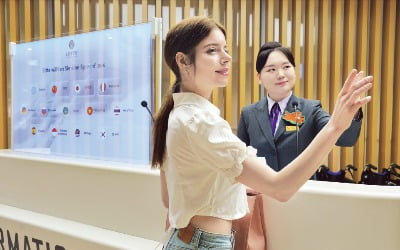 롯데백화점, 잠실점에 'AI 실시간 통역 서비스'…외국인 관광객 쇼핑 편리해졌다