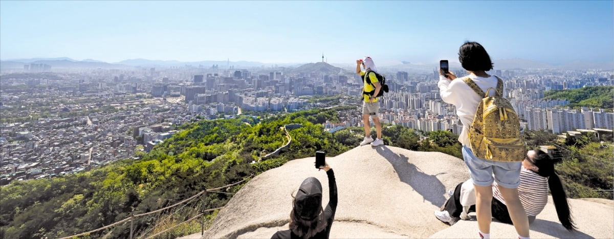 [포토] 파란 하늘 얼마만이냐…인왕산서 ‘찰칵’ 