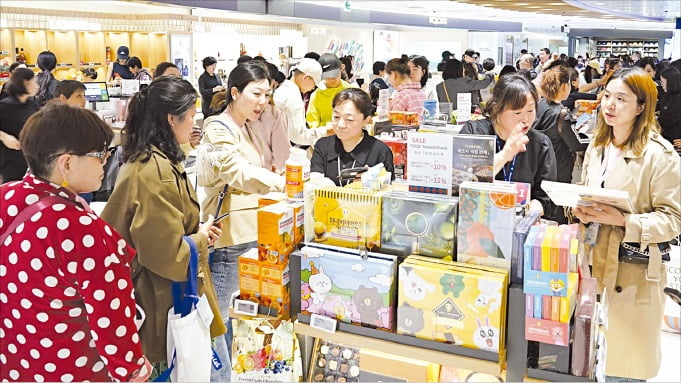 지난 7일 서울 롯데면세점 명동본점에서 중국인 단체관광객이 상품을 둘러보고 있다. 이날 본점에는 코로나19 이후 처음으로 4000명이 넘는 대규모 단체관광객이 방문했다.  /롯데면세점 제공 