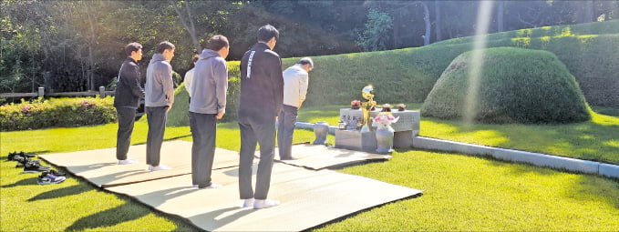 故 정상영 회장 묘소에 우승 트로피 바친 KCC 농구단