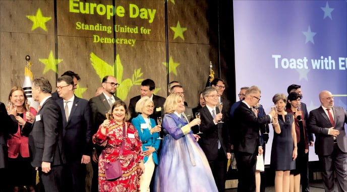 한복을 입은 마리아 카스티요 페르난데스 주한 EU대표부 대사(앞줄 왼쪽 여섯 번째)와 EU 회원국 대사들이 지난 9일 서울 포시즌스호텔에서 열린 ‘유럽의날’ 행사에서 건배하고 있다. /이상은 기자 