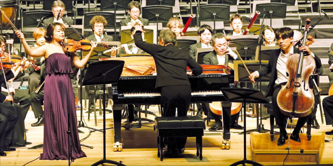 피아노를 맡은 정명훈(가운데)이 바이올리니스트 이지혜(왼쪽), 첼리스트 문태국과 함께 베토벤 삼중협주곡을 연주하고 있다.  강은구 기자 