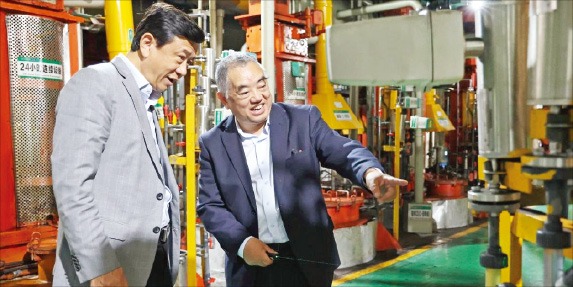 전고체 배터리 분야 세계적인 석학인 순쉐량 교수(왼쪽)와 쉬카이화 거린메이 창업자가 후베이성 징먼시 전구체 공장에서 첨단 제조 설비를 둘러보고 있다.  /거린메이 제공 