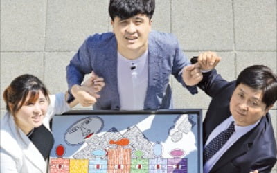 자에 대고 그은 선 너머에 떠오른 가족의 얼굴