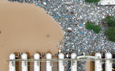 [포토] 브라질 폭우에…밀려든 가스통 