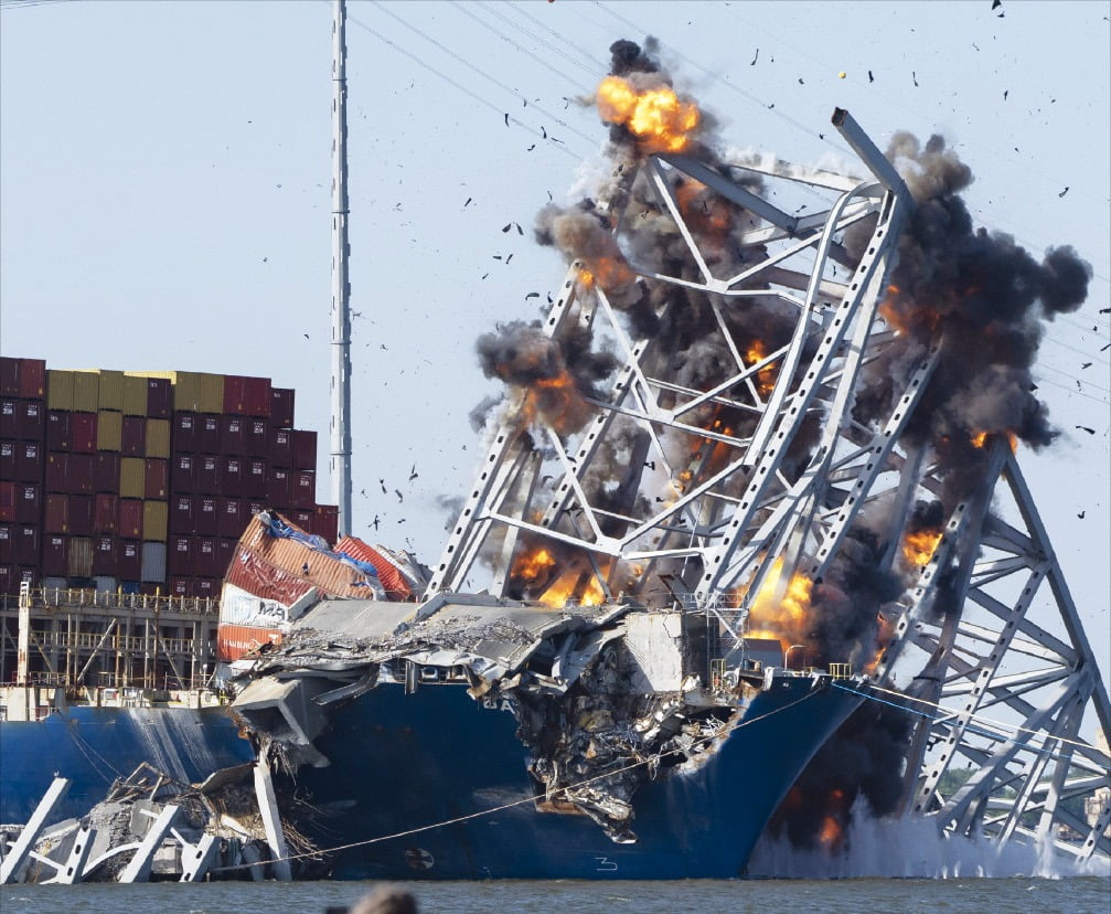 [포토] 볼티모어 교량 잔해 폭파…선박 운항 정상화되나 