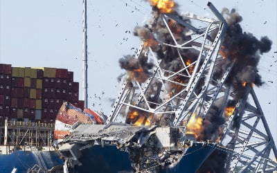 [포토] 볼티모어 교량 잔해 폭파…선박 운항 정상화 되나