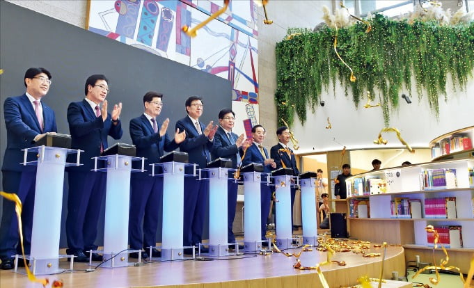 박형준 부산시장(왼쪽 네 번째)과 안성민 부산시의회 의장(다섯 번째)이 지난 14일 부산시청에서 열린 블록체인 기반의 시민플랫폼 출범식에 참석했다.   /부산시 제공 