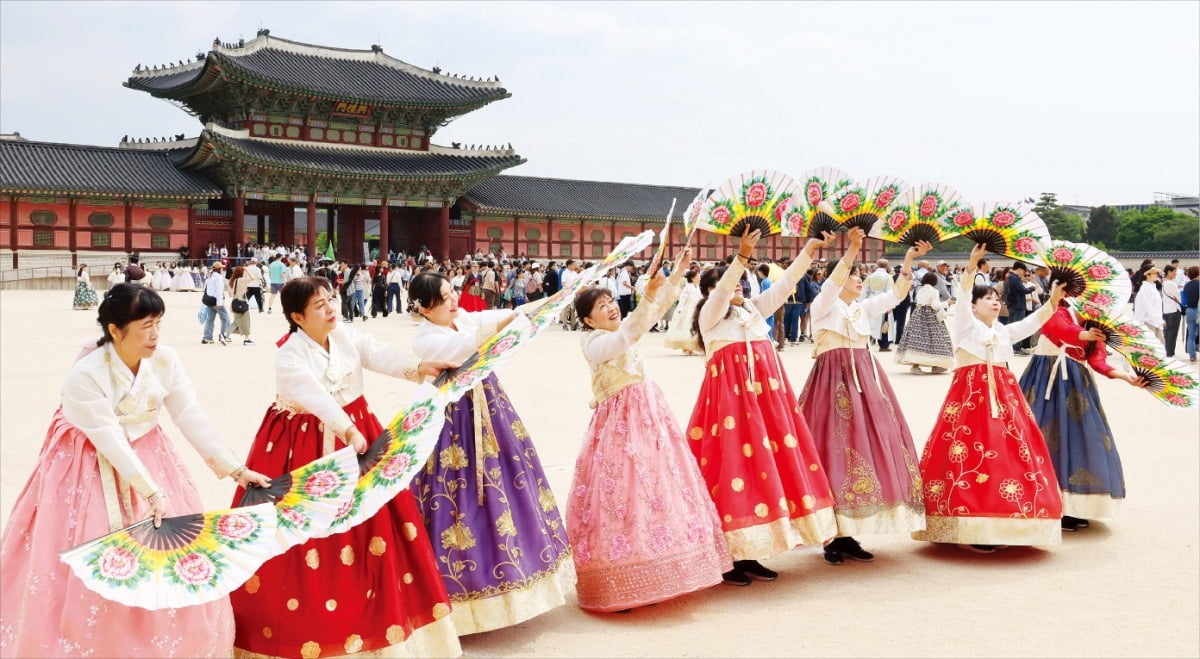 [포토] 부채춤 솜씨 뽐내는 대만 관광객 