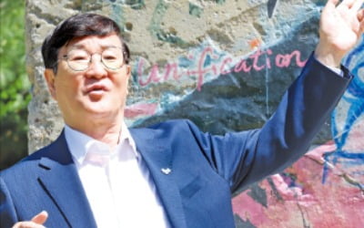 "'탈북 외교관 1호'서 남북 잇는 '통로 1호' 되고 싶다"
