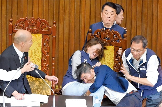 [포토] 개혁법안 놓고…대만 의회서 몸싸움 